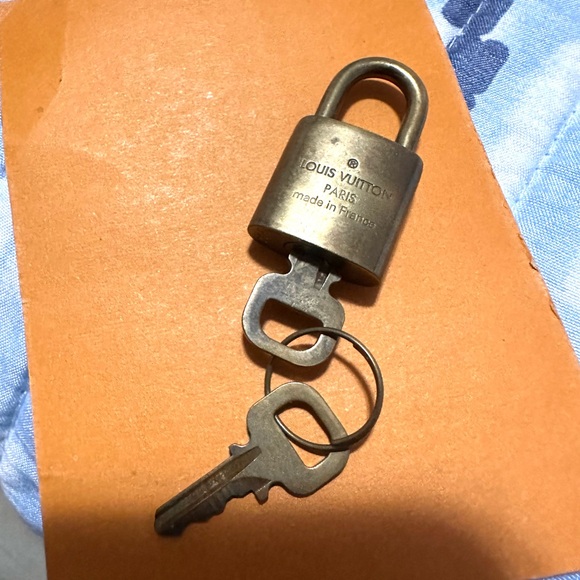 Louis Vuitton lock and keys - Picture 2 of 2